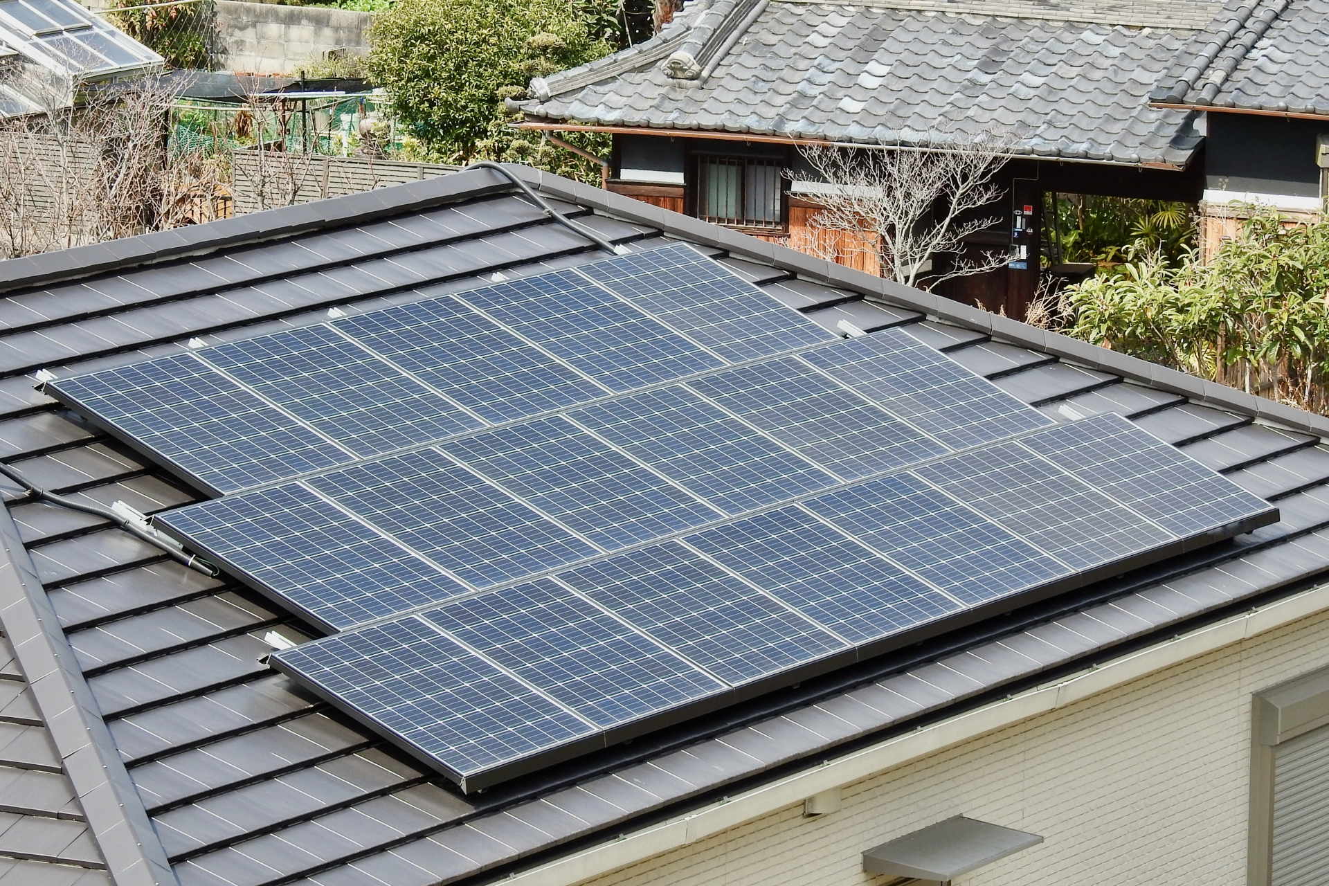 太陽光パネルがある屋根の塗装はどうする？脱着の費用相場や注意点！