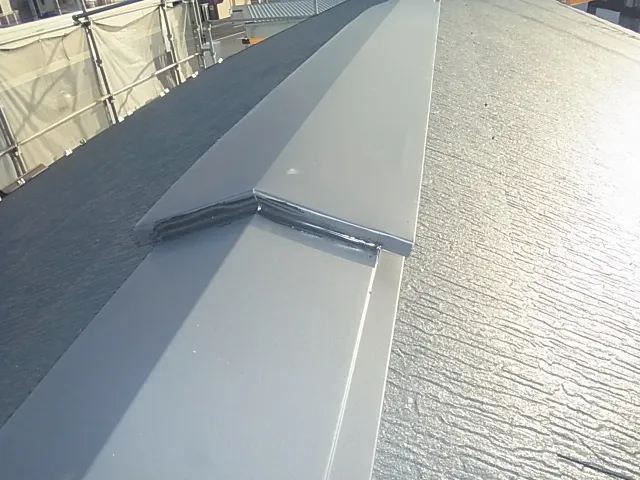 川越市の屋根塗装で守る取り合い・棟板金・谷樋など雨漏りしやすい部位