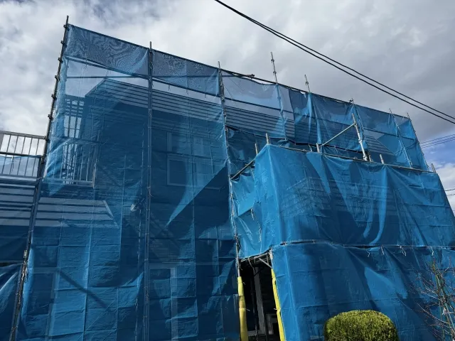 川越市で屋根カバー工法が施工可能な屋根を確認するイメージ