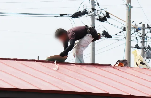 川越市の住宅で屋根の劣化状況を点検する専門業者の様子