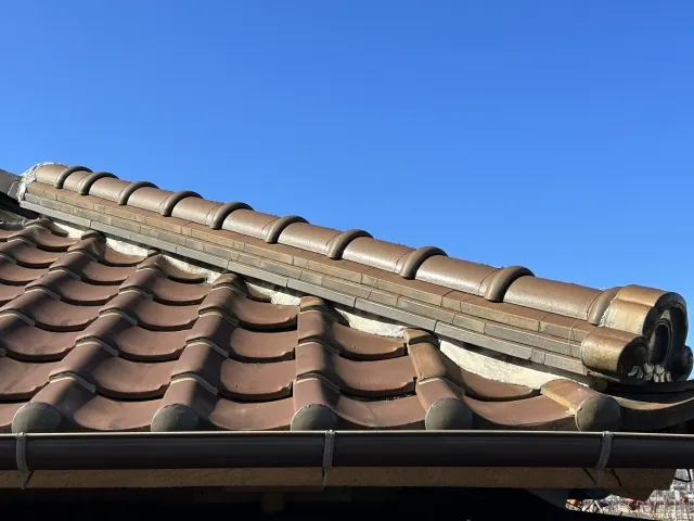 さいたま市の瓦屋根で棟の白い漆喰を補修する工事のイメージ