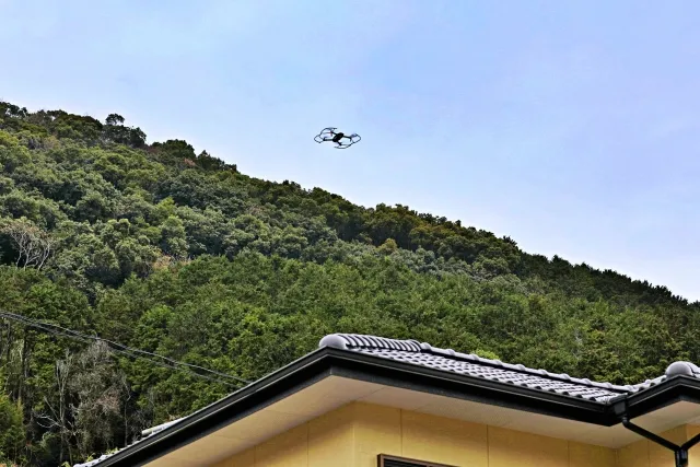 さいたま市の瓦屋根をドローンで点検するイメージ