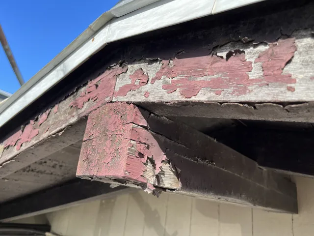 川越市の住宅で塗装がはがれた破風板のイメージ